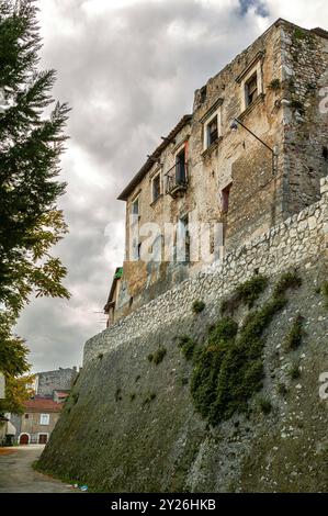 Anciennes maisons en ruines le long des murs de l'ancien village de Corfinio. Corfinio, province de L'Aquila, Abruzzes, Italie, Europe Banque D'Images