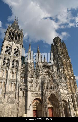 La cathédrale notre-Dame de Rouen est une cathédrale gothique du XIIe siècle avec des visites guidées, y compris les vestiges d'une crypte d'une structure romaine sur place. Banque D'Images