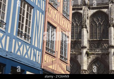 Auxerre est une ville médiévale sur l'Yonne avec d'anciennes maisons à colombages et l'ancienne abbaye gothique Saint-Germain. Banque D'Images