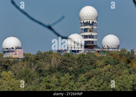 Ehemalige Abhörstation auf dem Teufelsberg 2024-09-08 Deutschland, Berlin Die heute überwiegend touristisch und als lieu de l'événement genutzten Überbleibsel der ehemaligen US-Abhörstation auf dem Teufelsberg im Berliner Grunewald. *** Ancienne station d'écoute sur le Teufelsberg 2024 09 08 Allemagne, Berlin les vestiges de l'ancienne station d'écoute américaine sur le Teufelsberg dans la forêt de Berlins Grunewald, qui sont maintenant principalement utilisés pour le tourisme et comme lieu d'événements Banque D'Images