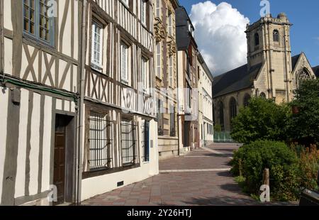 Rouen possède de belles maisons multicolores « à colombages » ou « en chaume ». Cette technique de construction remonte au moyen âge. Banque D'Images