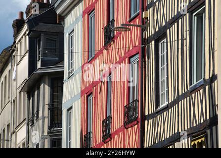 Rouen possède de belles maisons multicolores « à colombages » ou « en chaume ». Cette technique de construction remonte au moyen âge. Banque D'Images