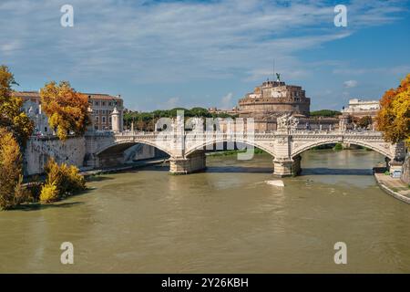 Rome Vatican, horizon de la ville au Tibre et Castel Sant'Angelo avec saison des feuillages d'automne Banque D'Images