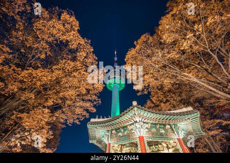Séoul Corée du Sud nuit à Namsan Mountain avec pavillon Palgakjeong et tour Banque D'Images