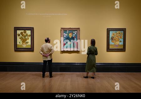 LE TOURNESOL DE PHILADELPHIE A ÉTÉ LAISSÉ INITIALEMENT AVEC LES AMIS DE VAN GOGH MR ET MRS GINOUX À ARLES ET A ÉTÉ ACHETÉ PAR M. CARROL TYSON, DE CHETNUT HILL PHILADELPHIE EN 1935, AVANT D'ÊTRE ACQUIS PAR LE PHILADELPHIA MUSEUM OF ART EN 1963 . LE TOURNESOL DE LONDRES A ÉTÉ ENVOYÉ AU FRÈRE DE VAN GOGH THEO EN MAI 1889 ET EST RESTÉ DANS LA FAMILLE JUSQU'AU LA NATIONAL GALLERY A ACHETÉ LE TABLEAU EN 1924. LES DEUX TABLEAUX N'ONT JAMAIS ÉTÉ EXPOSÉS ENSEMBLE DEPUIS QU'ILS ÉTAIENT DANS L'ATELIER DE L'ARTISTE AU DÉBUT DE 1889. LES DEUX TOURNESOLS SERONT MONTRÉS FLANQUANT LA BERCEUSE (1888) SON PORTRAIT SYMBOLIQUE D'UNE FEMME AU CORDON CRADE Banque D'Images