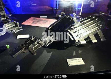 Vambrace avec accessoire de pistolet à grappin utilisé par Robert Pattinson sous le nom de Batman / Vengeance - The Batman (2022) à l'exposition Batman Unmasked Banque D'Images