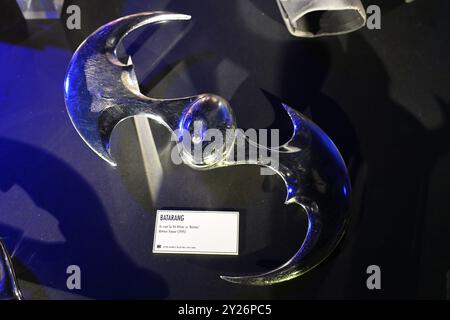 Batarang utilisé par Val Kilmer comme « Batman » - Batman Forever (1995) exposé à l'exposition Batman Unmasked à Londres Banque D'Images