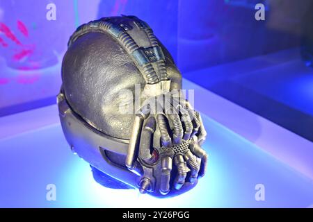 Masque de Bane porté par Tom Hardy sous le nom de 'Bane' - The Dark Knight Rises (2012) exposé à l'exposition Batman Unmasked à Londres Banque D'Images