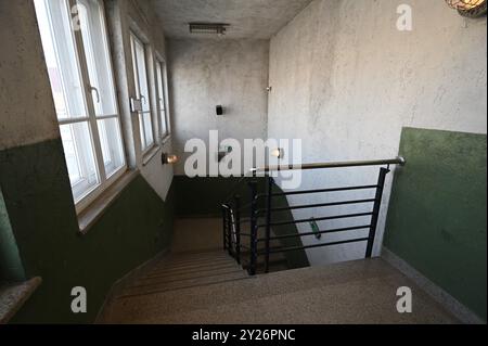 Couloir et escaliers à l'usine d'émail d'Oskar Schindler en Pologne. Banque D'Images