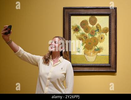 LE TOURNESOL DE PHILADELPHIE A ÉTÉ LAISSÉ INITIALEMENT AVEC LES AMIS DE VAN GOGH MR ET MRS GINOUX À ARLES ET A ÉTÉ ACHETÉ PAR M. CARROL TYSON, DE CHETNUT HILL PHILADELPHIE EN 1935, AVANT D'ÊTRE ACQUIS PAR LE PHILADELPHIA MUSEUM OF ART EN 1963 . LE TOURNESOL DE LONDRES A ÉTÉ ENVOYÉ AU FRÈRE DE VAN GOGH THEO EN MAI 1889 ET EST RESTÉ DANS LA FAMILLE JUSQU'AU LA NATIONAL GALLERY A ACHETÉ LE TABLEAU EN 1924. LES DEUX TABLEAUX N'ONT JAMAIS ÉTÉ EXPOSÉS ENSEMBLE DEPUIS QU'ILS ÉTAIENT DANS L'ATELIER DE L'ARTISTE AU DÉBUT DE 1889. LES DEUX TOURNESOLS SERONT MONTRÉS FLANQUANT LA BERCEUSE (1888) SON PORTRAIT SYMBOLIQUE D'UNE FEMME AU CORDON CRADE Banque D'Images