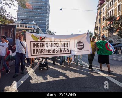 Stockholm, Suède - 7 septembre 2024 : une grande bannière indiquant 'Ingen handel Med apartheidstaten' et 'Stoppa Israel' est bien visible à la fr Banque D'Images