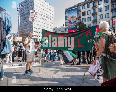 Stockholm, Suède - 7 septembre 2024 : des gens se sont rassemblés à la station de métro Odenplan pour une manifestation anti-israélienne. Une grande bannière "boycott Israël" est promin Banque D'Images