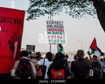 Stockholm, Suède - 7 septembre 2024 : manifestation publique en faveur de la Palestine. La foule est vue de derrière, avec un panneau levé au-dessus d'eux indiquant 'je Banque D'Images