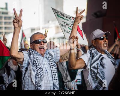 Stockholm, Suède - 7 septembre 2024 : manifestation publique soutenant la Palestine et s'opposant au sionisme. Un homme lève les deux mains, faisant un V pour la victoire avec Banque D'Images