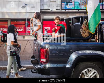 Stockholm, Suède - 7 septembre 2024 : deux enfants dans une camionnette lors d'une manifestation anti-israélienne à Stockholm. Une jeune fille dans une écharpe palestinienne parle Banque D'Images