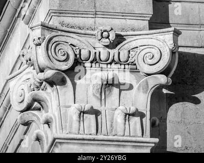 Sculpture en pierre historique représentant la créativité et l'histoire, dans un célèbre bâtiment extérieur. Banque D'Images