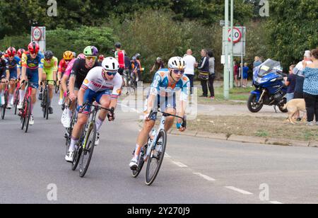 Le Tour d'Angleterre 2024 étape 6 de Lowestoft à Felixstowe. Casper van Uden de l'équipe DSM-Firmenich PostNL et Matthew Holmes de l'équipe Grande-Bretagne Banque D'Images