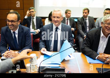 Bruno le Maire, ministre français des Finances sortant, et Thomas Cazenave, vice-ministre français des comptes publics sortant, posent flanqués par Eric Coquerel, député du Front populaire et président de la Commission des Finances, avant leur audition par la Commission des Finances de l'Assemblée nationale au Parlement français à Paris, France, le 9 septembre 2024, sur le budget pour 2025 qui devra être approuvé par le Parlement nouvellement élu, où le président Macron n'a pas de majorité claire. Début septembre, le ministère des Finances a averti que le déficit budgétaire du secteur public pourrait atteindre 5,6% du PIB en 2024, salut Banque D'Images