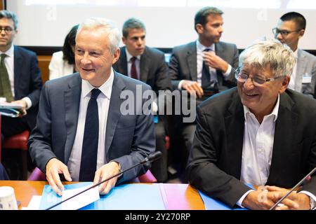 Bruno le Maire, ministre des Finances sortant, pose flanqué du député du Front populaire et président de la Commission des Finances Eric Coquerel avant leur audition par la Commission des Finances de l'Assemblée nationale au Parlement français à Paris, France, le 9 septembre 2024, sur le budget pour 2025 qui devra être approuvé par le Parlement nouvellement élu, où le président Macron ne dispose pas d'une majorité claire. Début septembre, le ministère des Finances a averti que le déficit budgétaire du secteur public pourrait atteindre 5,6% du PIB en 2024, plus que les 5,1% visés. Nouvellement nommé premier ministre Miche Banque D'Images