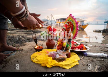 9 septembre 2024 : les dévots offrent des prières à l'idole de Ganesha avant de plonger dans la rivière Brahmapoutre, lors du festival Ganesh Chaturthi, à Guwahati, Assam, Inde, le samedi 9 septembre 2024. (Crédit image : © David Talukdar/ZUMA Press Wire) USAGE ÉDITORIAL SEULEMENT! Non destiné à UN USAGE commercial ! Banque D'Images