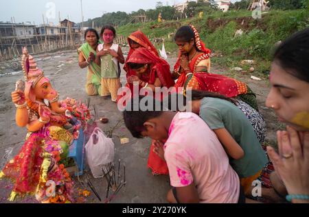 9 septembre 2024 : les dévots offrent des prières à l'idole de Ganesha avant de plonger dans la rivière Brahmapoutre, lors du festival Ganesh Chaturthi, à Guwahati, Assam, Inde, le samedi 9 septembre 2024. (Crédit image : © David Talukdar/ZUMA Press Wire) USAGE ÉDITORIAL SEULEMENT! Non destiné à UN USAGE commercial ! Banque D'Images