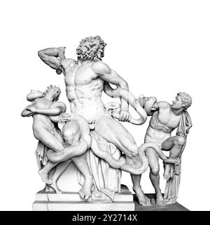 La statue de Laocoon et ses fils, également appelé le Groupe Laocoon, l'une des sculptures anciennes les plus célèbres, en noir et blanc isolé Banque D'Images