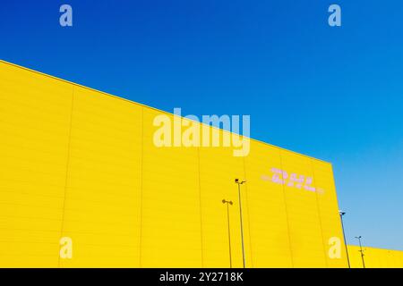 DHL Company Yellow Warehouse Building Logistics distribution Center Leipzig Hub, Allemagne Europe Blue Sky Banque D'Images