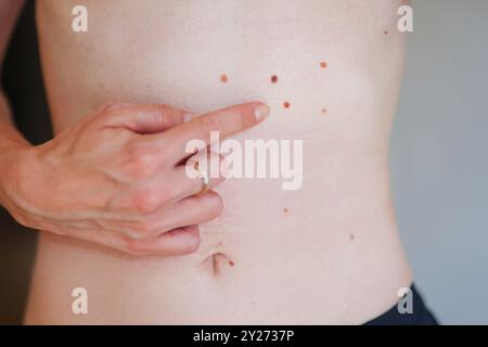 Jeune femme avec beauté sur fond gris Banque D'Images