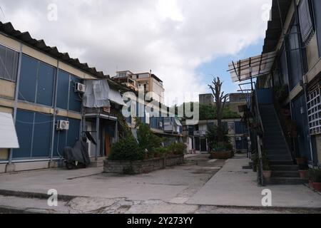 Les «biplans Ponticelli» construits dans la période post-séisme de 1980 pour accueillir les familles sans abri, 104 prefabs, dans la zone sud de Naples dans le quartier ponticelli, encore utilisés aujourd'hui par de nombreuses familles, seront démolis pour faire place à de nouveaux espaces de vie écoquartiers" financés par des fonds du Plan National d'investissement complémentaire dans le PNRR. 9 septembre 2024, visite du Commissaire européen aux Affaires économiques et monétaires Paolo Gentiloni à la Commission von der Leyen sur le chantier où les nouvelles installations seront construites. Banque D'Images