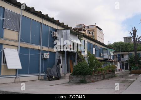 Les «biplans Ponticelli» construits dans la période post-séisme de 1980 pour accueillir les familles sans abri, 104 prefabs, dans la zone sud de Naples dans le quartier ponticelli, encore utilisés aujourd'hui par de nombreuses familles, seront démolis pour faire place à de nouveaux espaces de vie écoquartiers" financés par des fonds du Plan National d'investissement complémentaire dans le PNRR. 9 septembre 2024, visite du Commissaire européen aux Affaires économiques et monétaires Paolo Gentiloni à la Commission von der Leyen sur le chantier où les nouvelles installations seront construites. Banque D'Images