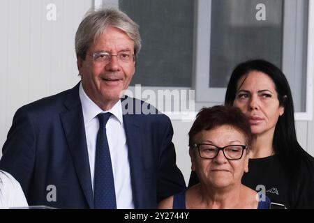 Les «biplans Ponticelli» construits dans la période post-séisme de 1980 pour accueillir les familles sans abri, 104 prefabs, dans la zone sud de Naples dans le quartier ponticelli, encore utilisés aujourd'hui par de nombreuses familles, seront démolis pour faire place à de nouveaux espaces de vie écoquartiers" financés par des fonds du Plan National d'investissement complémentaire dans le PNRR. 9 septembre 2024, visite du Commissaire européen aux Affaires économiques et monétaires Paolo Gentiloni à la Commission von der Leyen sur le chantier où les nouvelles installations seront construites. Banque D'Images