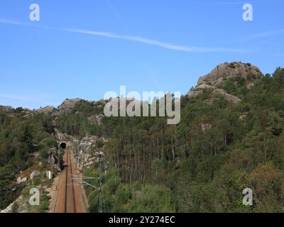 Parc d'amusement comme paysage sur le Gamle jaerbanen Veien, itinéraire de randonnée le long de l'ancienne trasse ferroviaire, Egersund, Norvège. Banque D'Images