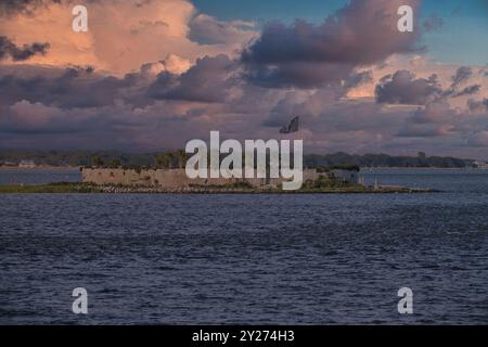 Ruines du château de pinckney dans le port de charleston, SC avec des mouettes tournant autour pendant le coucher du soleil Banque D'Images