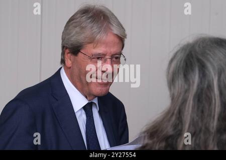 Actualités - visite de Paolo Gentiloni aux biplans Ponticelli les biplans Ponticelli construits après le séisme de 1980 pour accueillir des familles sans abri, 104 prefabs, dans la zone sud de Naples dans le quartier ponticelli, encore utilisés aujourd'hui par de nombreuses familles, seront démolis pour faire place à de nouveaux espaces de vie écoquartiers financés par des fonds du Plan National d'investissement complémentaire dans le PNRR. 9 septembre 2024, la visite de Paolo Gentiloni, Commissaire européen aux Affaires économiques et monétaires à la Commission von der Leyen sur le chantier où le n Banque D'Images