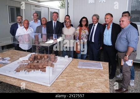 Actualités - visite de Paolo Gentiloni aux biplans Ponticelli les biplans Ponticelli construits après le séisme de 1980 pour accueillir des familles sans abri, 104 prefabs, dans la zone sud de Naples dans le quartier ponticelli, encore utilisés aujourd'hui par de nombreuses familles, seront démolis pour faire place à de nouveaux espaces de vie écoquartiers financés par des fonds du Plan National d'investissement complémentaire dans le PNRR. 9 septembre 2024, la visite de Paolo Gentiloni, Commissaire européen aux Affaires économiques et monétaires à la Commission von der Leyen sur le chantier où le n Banque D'Images