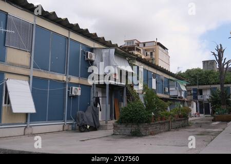 Actualités - visite de Paolo Gentiloni aux biplans Ponticelli les biplans Ponticelli construits après le séisme de 1980 pour accueillir des familles sans abri, 104 prefabs, dans la zone sud de Naples dans le quartier ponticelli, encore utilisés aujourd'hui par de nombreuses familles, seront démolis pour faire place à de nouveaux espaces de vie écoquartiers financés par des fonds du Plan National d'investissement complémentaire dans le PNRR. 9 septembre 2024, la visite de Paolo Gentiloni, Commissaire européen aux Affaires économiques et monétaires à la Commission von der Leyen sur le chantier où le n Banque D'Images