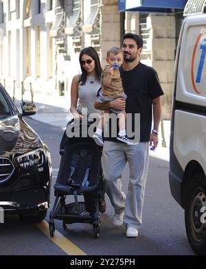 Milan, 09-09-2024 Ilkay Gundogan, capitaine de l'équipe nationale allemande et Manchester City, après avoir déjeuné au Salumaio di Montenapoleone avec sa femme Sara Arfaoui et Little Kais, né il y a 6 mois à Milan, font une longue promenade dans les rues du centre. Banque D'Images