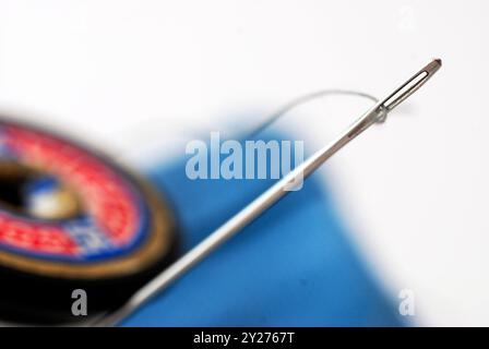 Photo concept avec aiguille à coudre et fil Banque D'Images