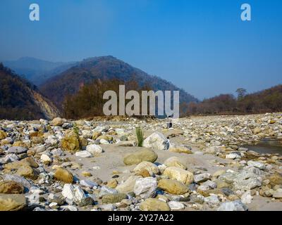 Trekking sur la rivière Ladhya sur Kumaon Hills, rendu célèbre par Jim Corbett sur son livre Maneaters of Kumaon, Uttarakhand, Inde Banque D'Images