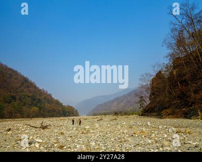 Trekking sur la rivière Ladhya sur Kumaon Hills, rendu célèbre par Jim Corbett sur son livre Maneaters of Kumaon, Uttarakhand, Inde Banque D'Images