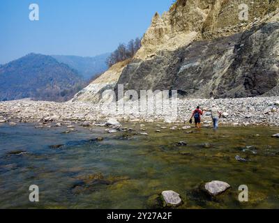 Trekking sur la rivière Ladhya sur Kumaon Hills, rendu célèbre par Jim Corbett sur son livre Maneaters of Kumaon, Uttarakhand, Inde Banque D'Images