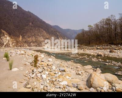 Trekking sur la rivière Ladhya sur Kumaon Hills, rendu célèbre par Jim Corbett sur son livre Maneaters of Kumaon, Uttarakhand, Inde Banque D'Images