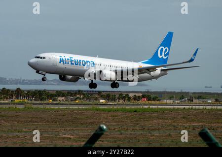 Boeing 737 de la compagnie aérienne Air Europa atterrissant à l'aéroport El Altet, Alicante. Banque D'Images