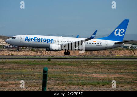 Boeing 737 de la compagnie aérienne Air Europa atterrissant à l'aéroport El Altet, Alicante. Banque D'Images