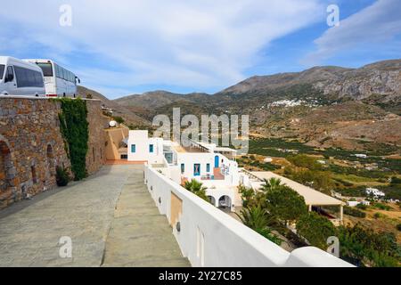 Bâtiments blancs typiques dans le village d'Aegiali sur la baie d'Ormos Egiali sur l'île d'Amorgos. Grèce Banque D'Images