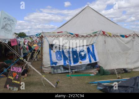 Blackheath Common au sud de Londres. Camp for Climate action People in discussion. Angleterre 2009 2000s K HOMER SYKES Banque D'Images