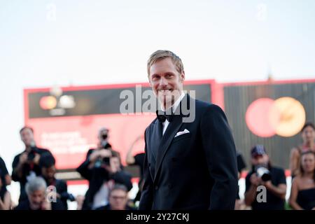 VENISE, ITALIE - 07 SEPTEMBRE : Alexander Skarsgård assiste à la cérémonie de clôture sur le tapis rouge du 81e Festival international du film de Venise au Palazz Banque D'Images