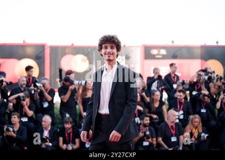 VENISE, ITALIE - 07 SEPTEMBRE : Filippo Scotti assiste à la cérémonie de clôture tapis rouge lors du 81ème Festival International du film de Venise au Palazzo del Banque D'Images