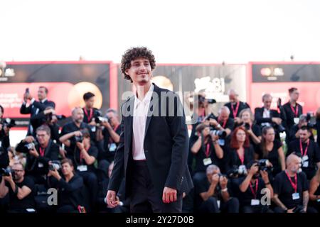 VENISE, ITALIE - 07 SEPTEMBRE : Filippo Scotti assiste à la cérémonie de clôture tapis rouge lors du 81ème Festival International du film de Venise au Palazzo del Banque D'Images