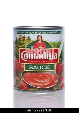 IRVINE, CALIFORNIE - 6 septembre 2024 : une boîte de sauce tomate Contadina Roma. Banque D'Images